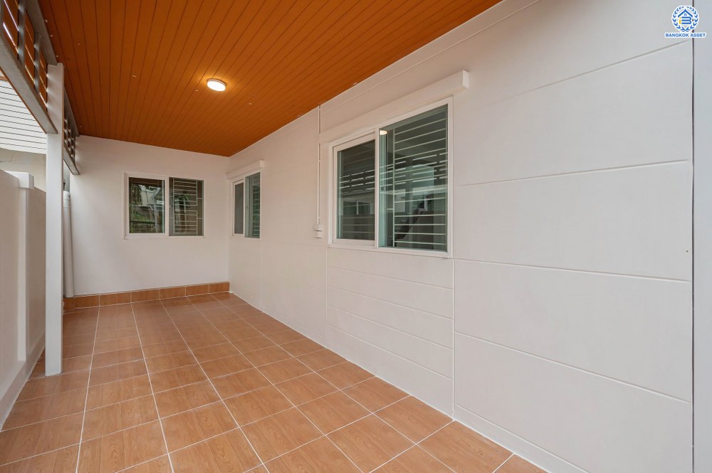 บ้านมือสองตกแต่งใหม่ โครงการ ศุภาลัยวิลล์ ราชพฤกษ์-บางบัวทอง เนื้อที่ 38.1 ตร.ว. พื้นที่ใช้สอยเยอะกว่า 184.98 ตร.ม. ตอบโจทย์ทุกการอยู่อาศัย ฟังก์ชัน 3 ห้องนอน 2 ห้องน้ำ 2 ที่จอดรถ บนทำเลเชื่อมต่อ รถไฟฟ้าสายสีม่วง "สถานีบางพลู" รายล้อมด้วยสิ่งอำนวยความสะดวกมากมาย